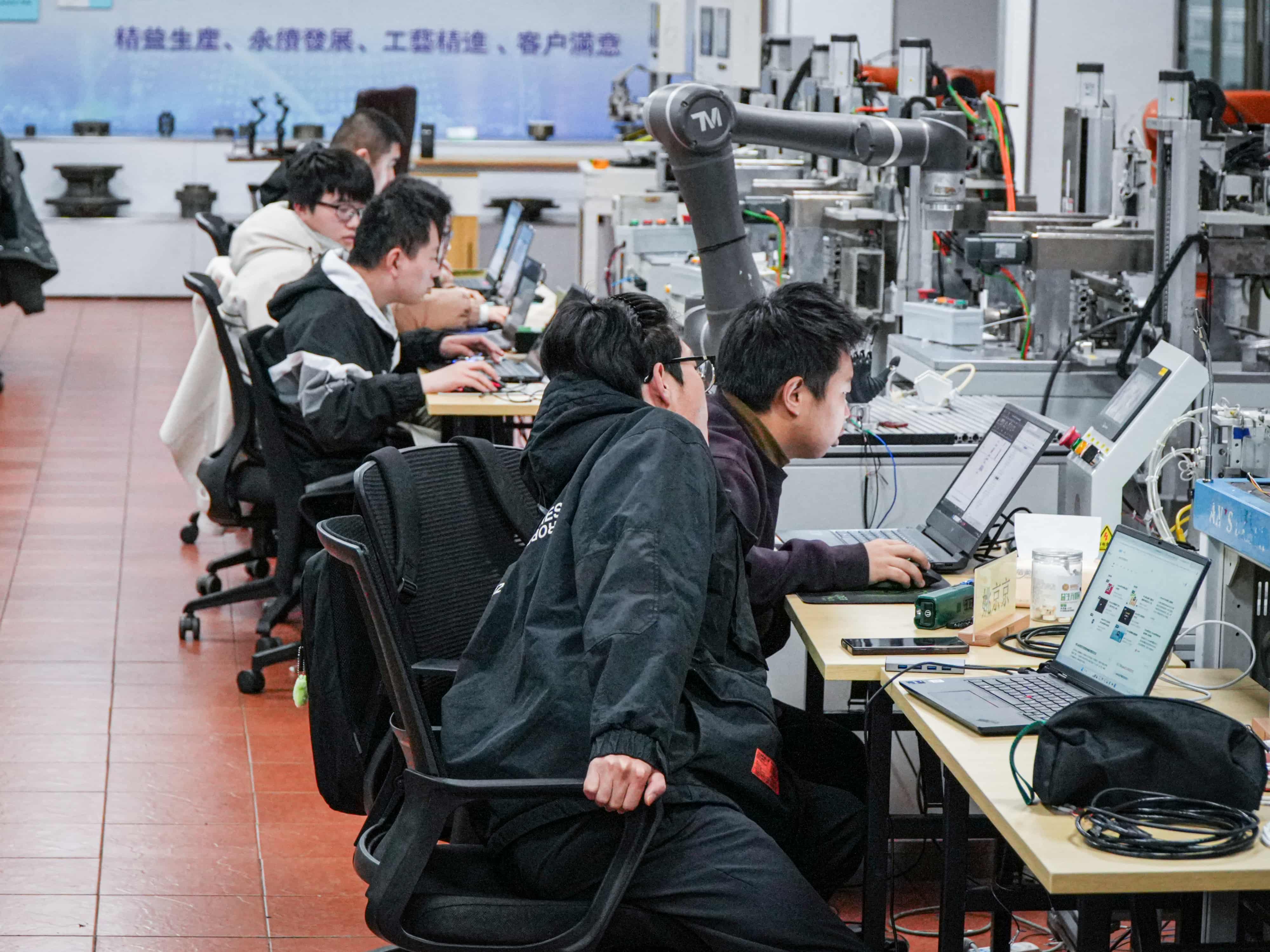 第五阶段：中大型 PLC 项目实训课①+ 工业机器人